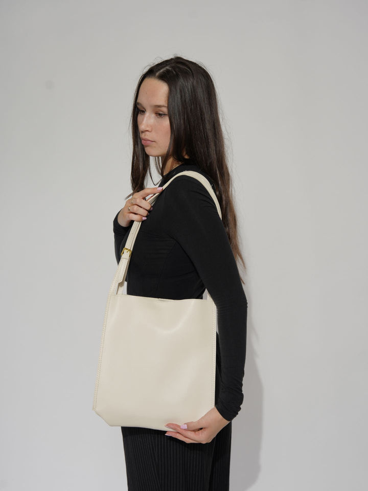 Goma | Halbmond-Schultertasche aus veganem Leder