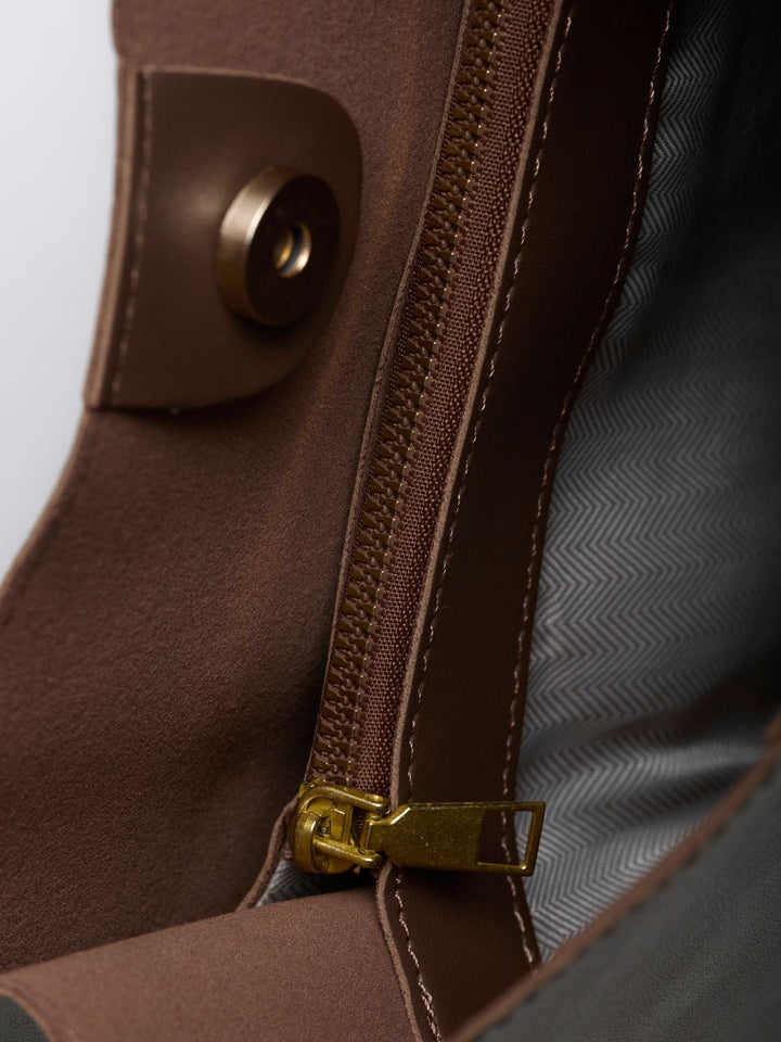 Goma | Halbmond-Schultertasche aus veganem Leder