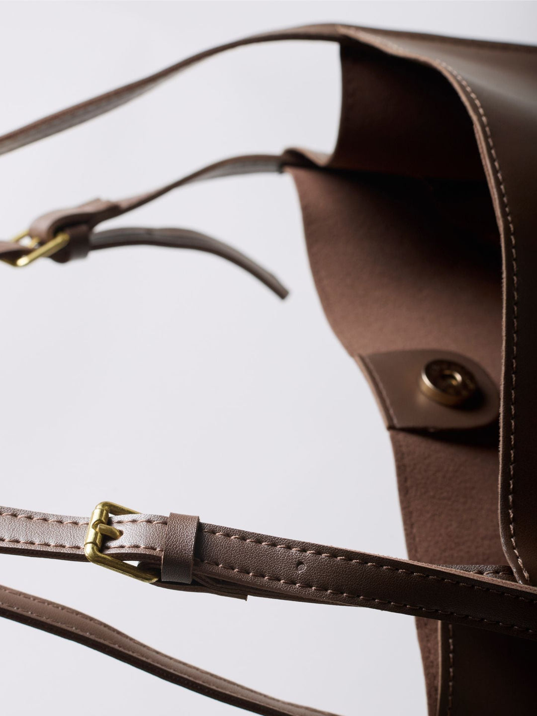 Goma | Halbmond-Schultertasche aus veganem Leder