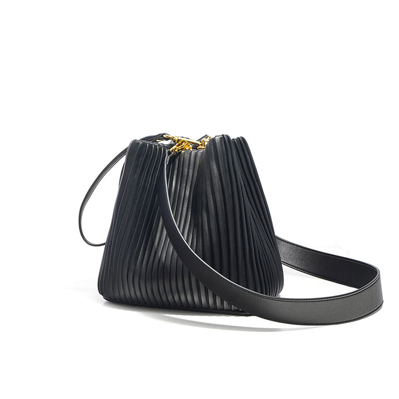 Oita | Leder Bucket Bag mit Rüschen