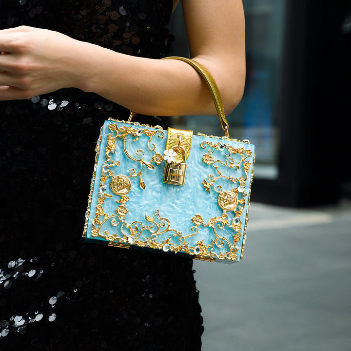 Zarqa  | Acryl Clutch mit Gold‑Blüten