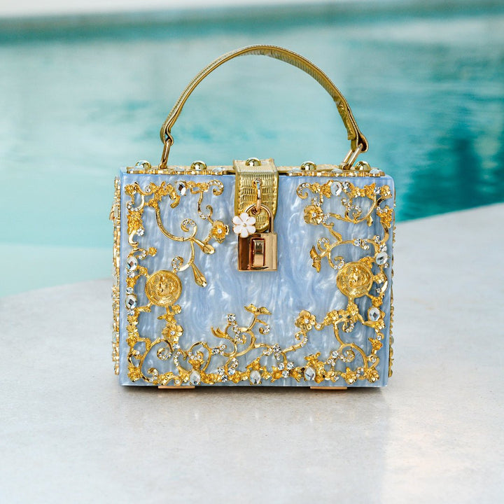 Zarqa  | Acryl Clutch mit Gold‑Blüten