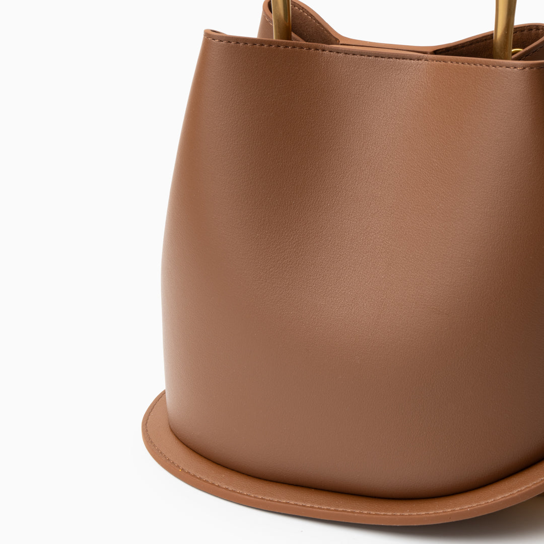 Jinja | Skulpturale Ledertasche mit Metallgriff