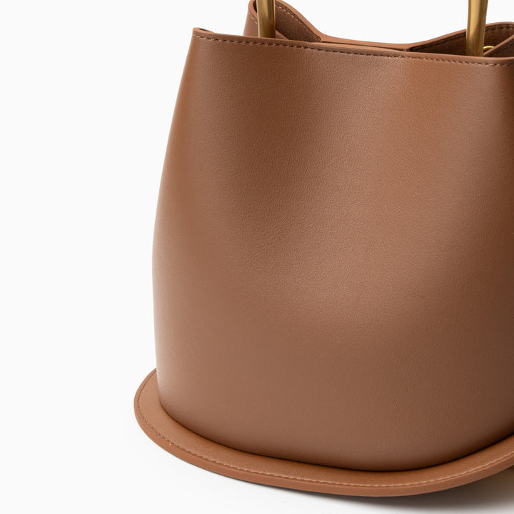 Jinja | Skulpturale Ledertasche mit Metallgriff