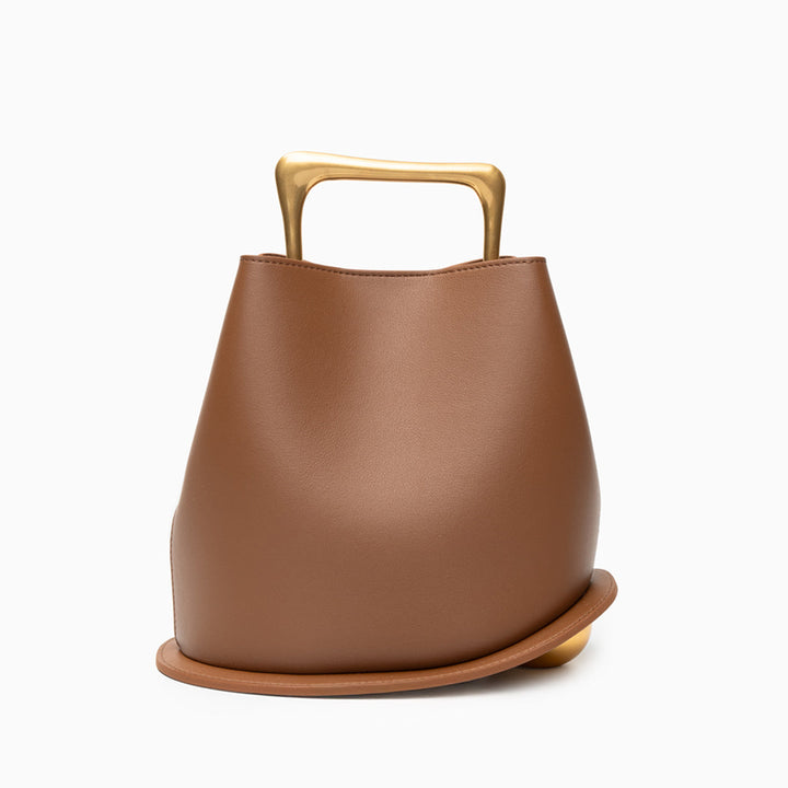 Jinja | Skulpturale Ledertasche mit Metallgriff