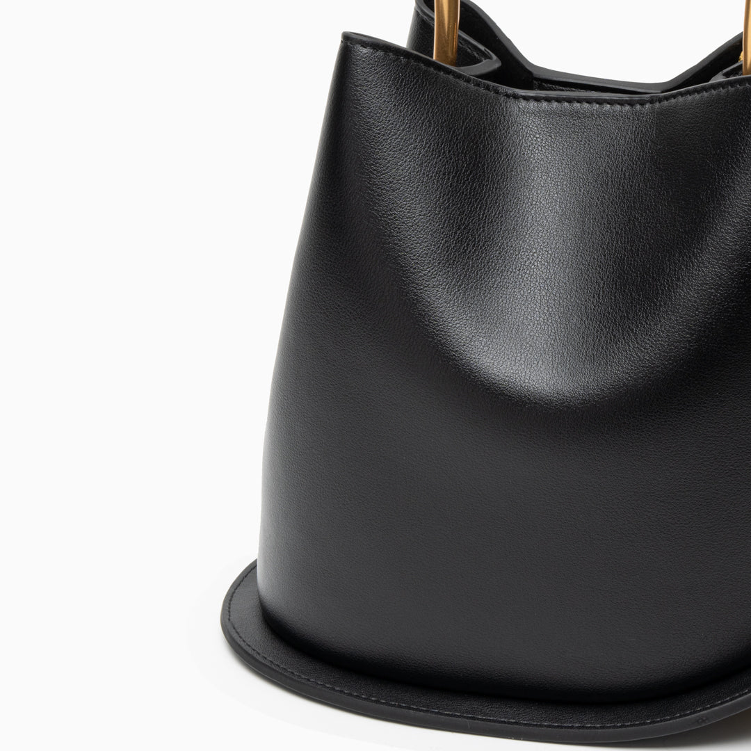 Jinja | Skulpturale Ledertasche mit Metallgriff