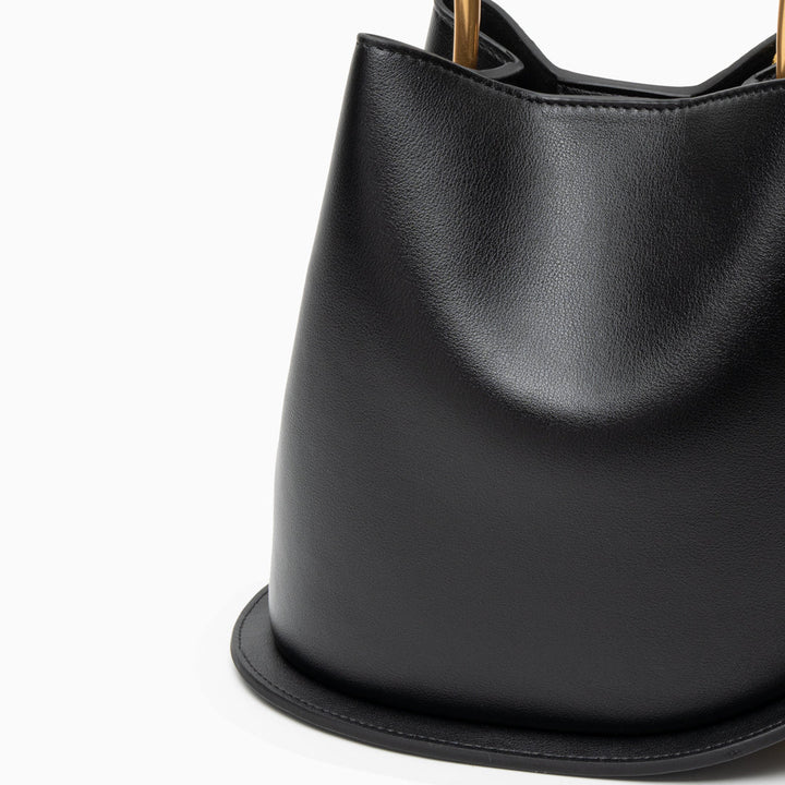Jinja | Skulpturale Ledertasche mit Metallgriff