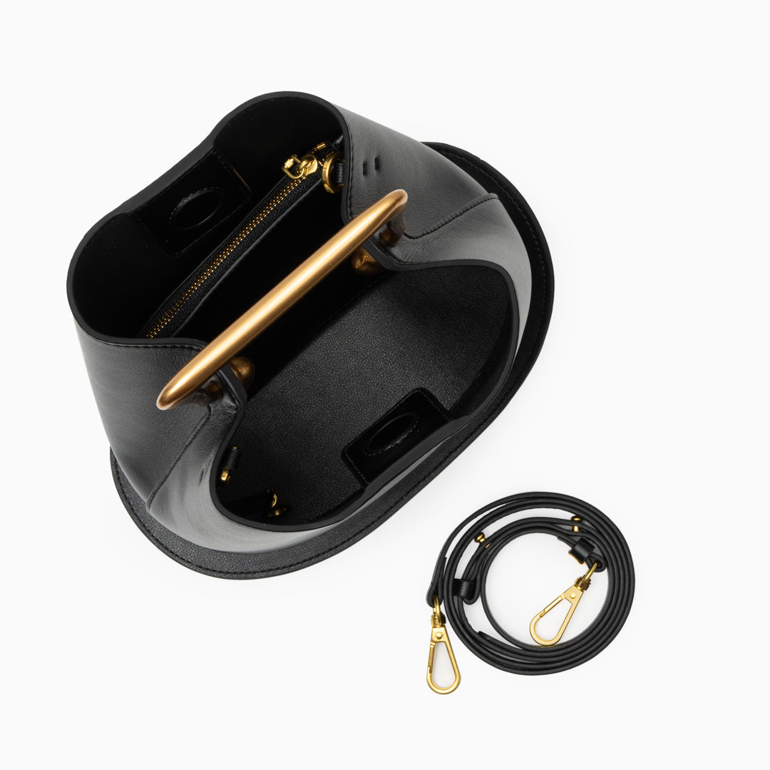 Jinja | Skulpturale Ledertasche mit Metallgriff