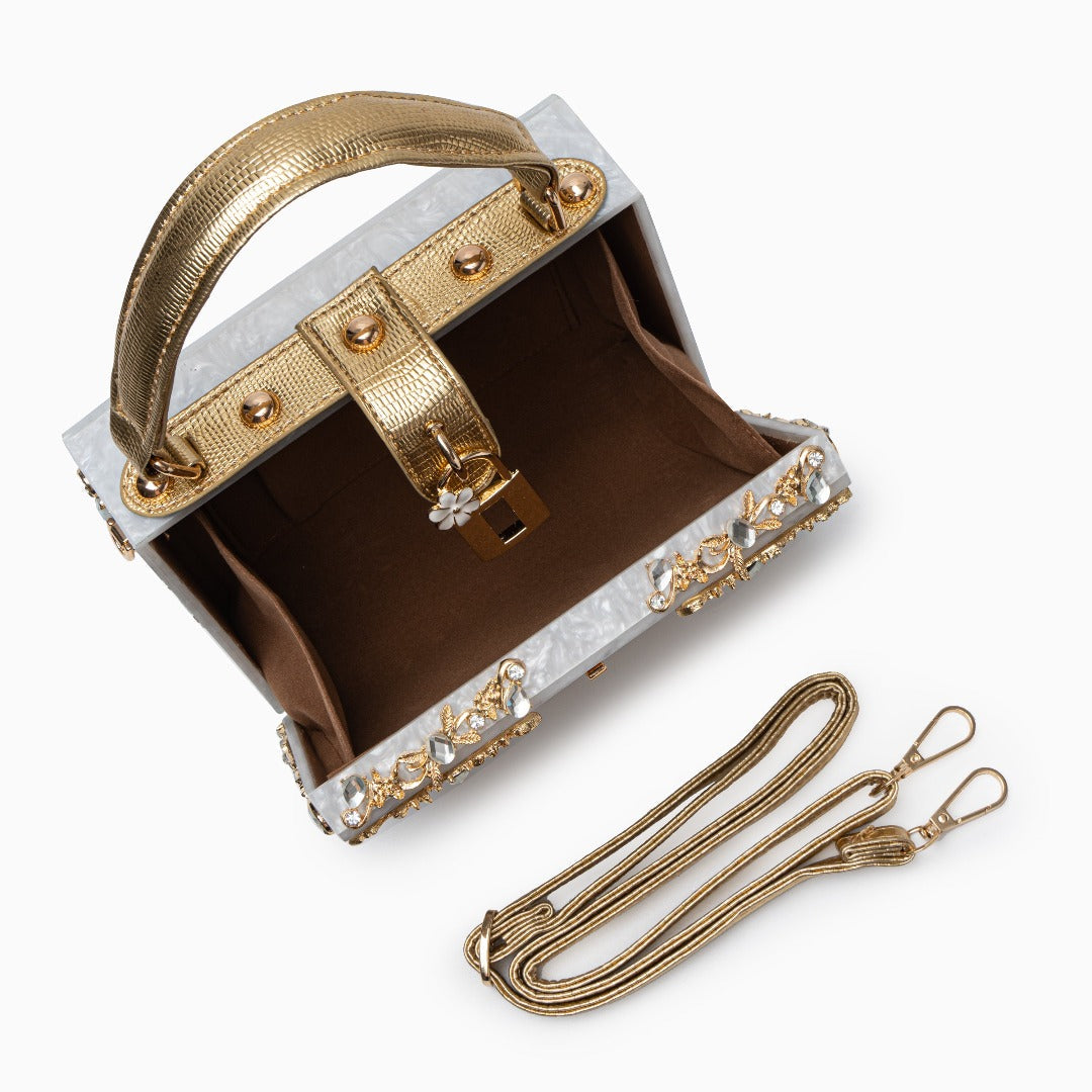 Zarqa  | Acryl Clutch mit Gold‑Blüten