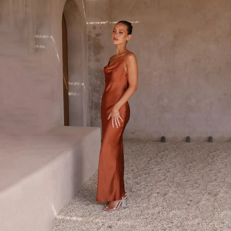 Revina | Langes Satinkleid mit Schlitz