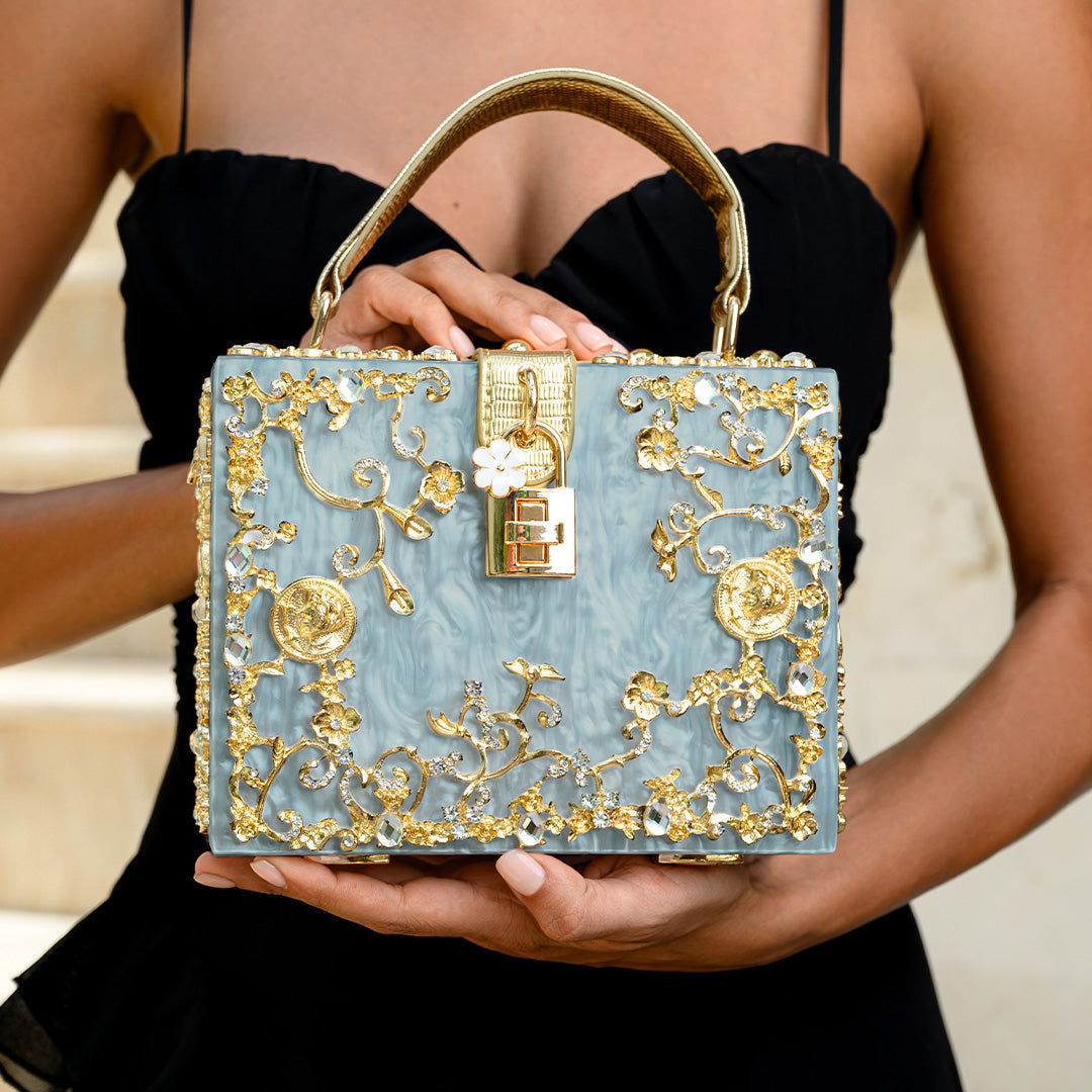 Zarqa  | Acryl Clutch mit Gold‑Blüten