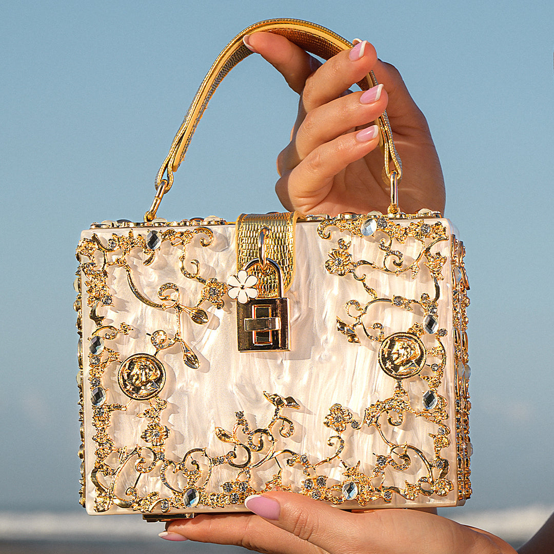 Zarqa  | Acryl Clutch mit Gold‑Blüten