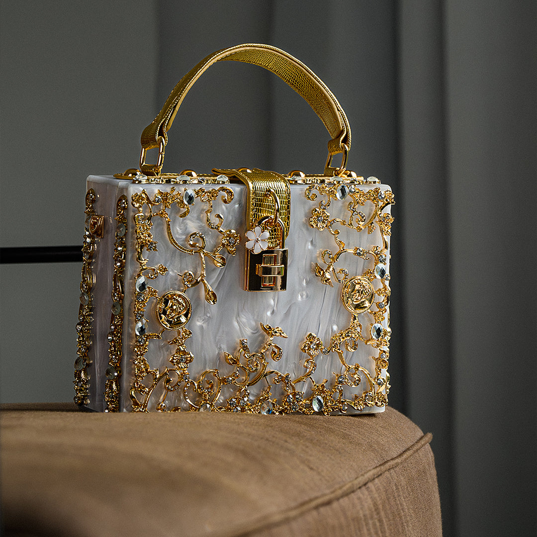 Zarqa  | Acryl Clutch mit Gold‑Blüten