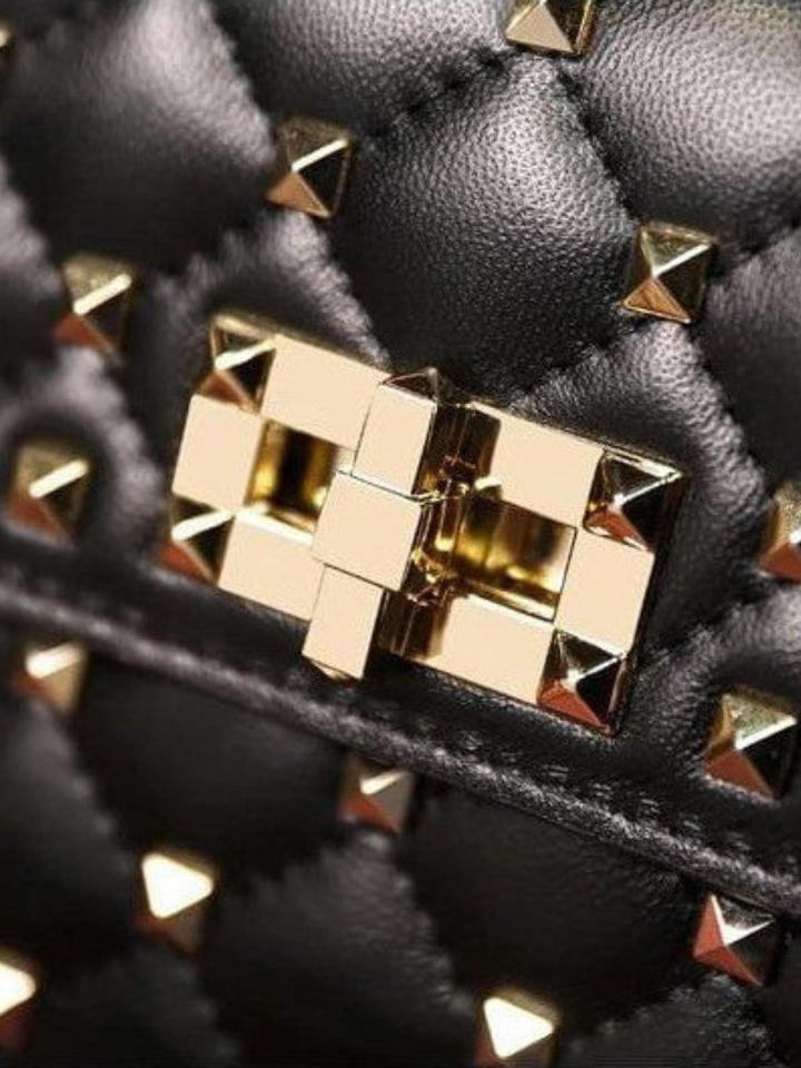 Coimbatore | Schwarze gesteppte Nieten‑Hand­tasche