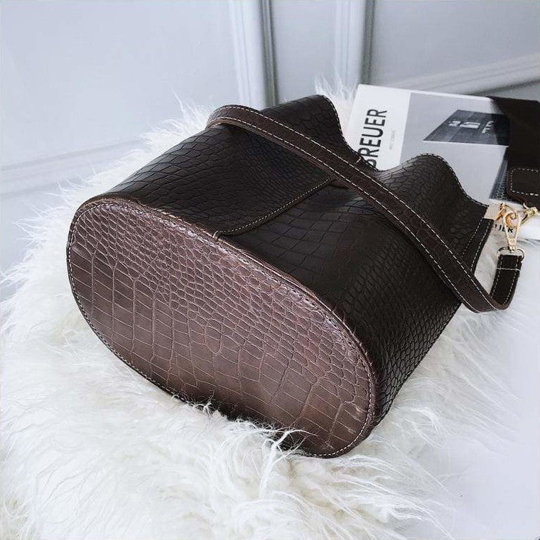 Amritsar | Croc‑Bucket Bag mit breitem Riemen